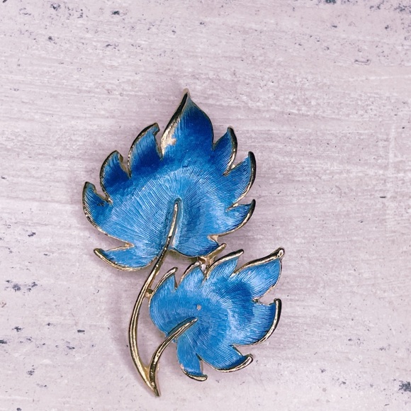 67. Painted Vintage Blue Leaf Brooch Pin - Picture 1 of 3
